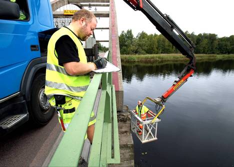 Jakobsbergsbron som går över Klarälvens västra älvgren på gränsen mellan Karlstads och Hammarö kommuner inspekterades på onsdagen. Jens Olevik från företaget Scanarkos byggledning skriver ner alla de uppgifter om skicket som kollegan Torbjörn Johansson meddelar.