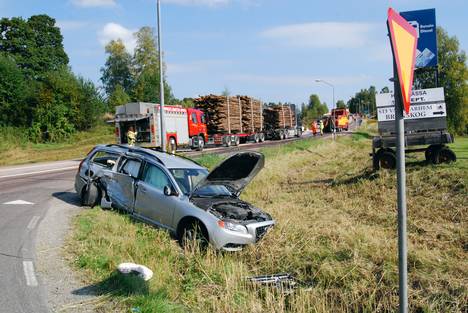 En person fick föras till sjukhus efter krocken. Dessbättre ska det handla om lindriga skador.